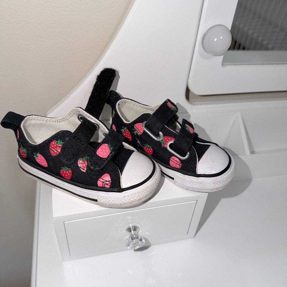 Converse Black Strawberry Kids Shoes Size 5